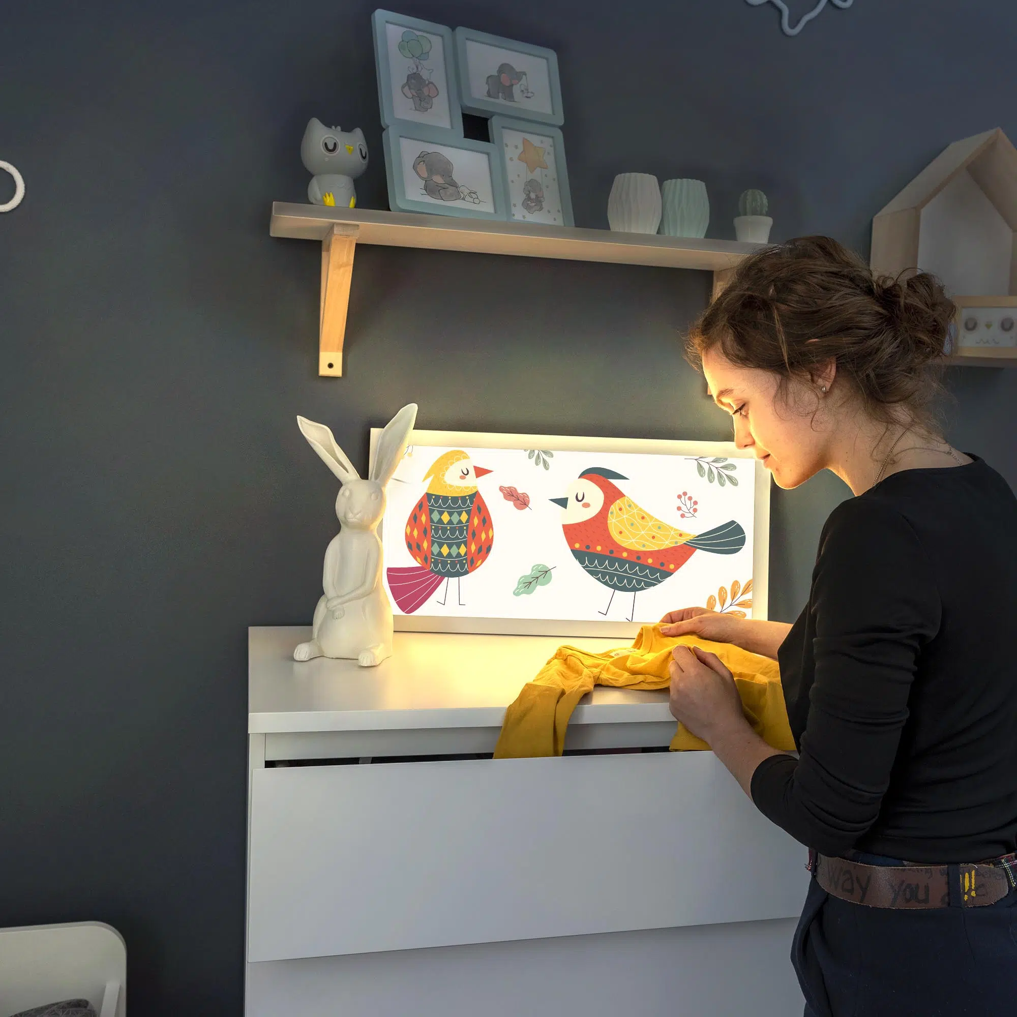 Lampe avec oiseaux allumée