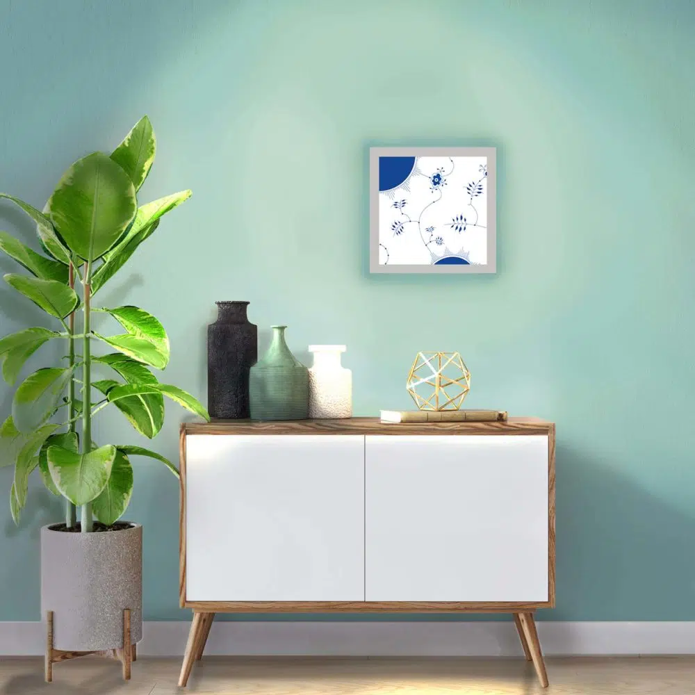 Applique murale bleue allumée