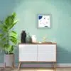 Applique murale bleue allumée