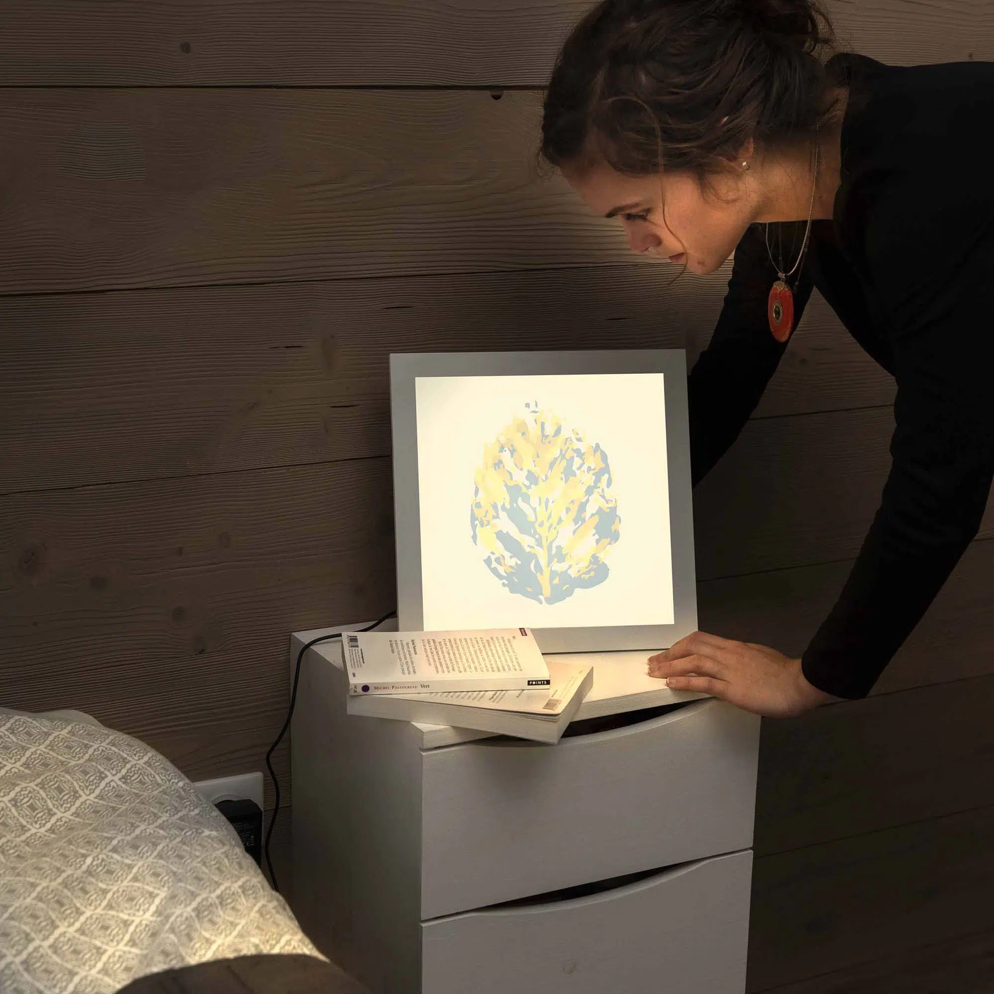 Lampe feuille jaune et bleue allumée Lampe feuille jaune et bleue allumée