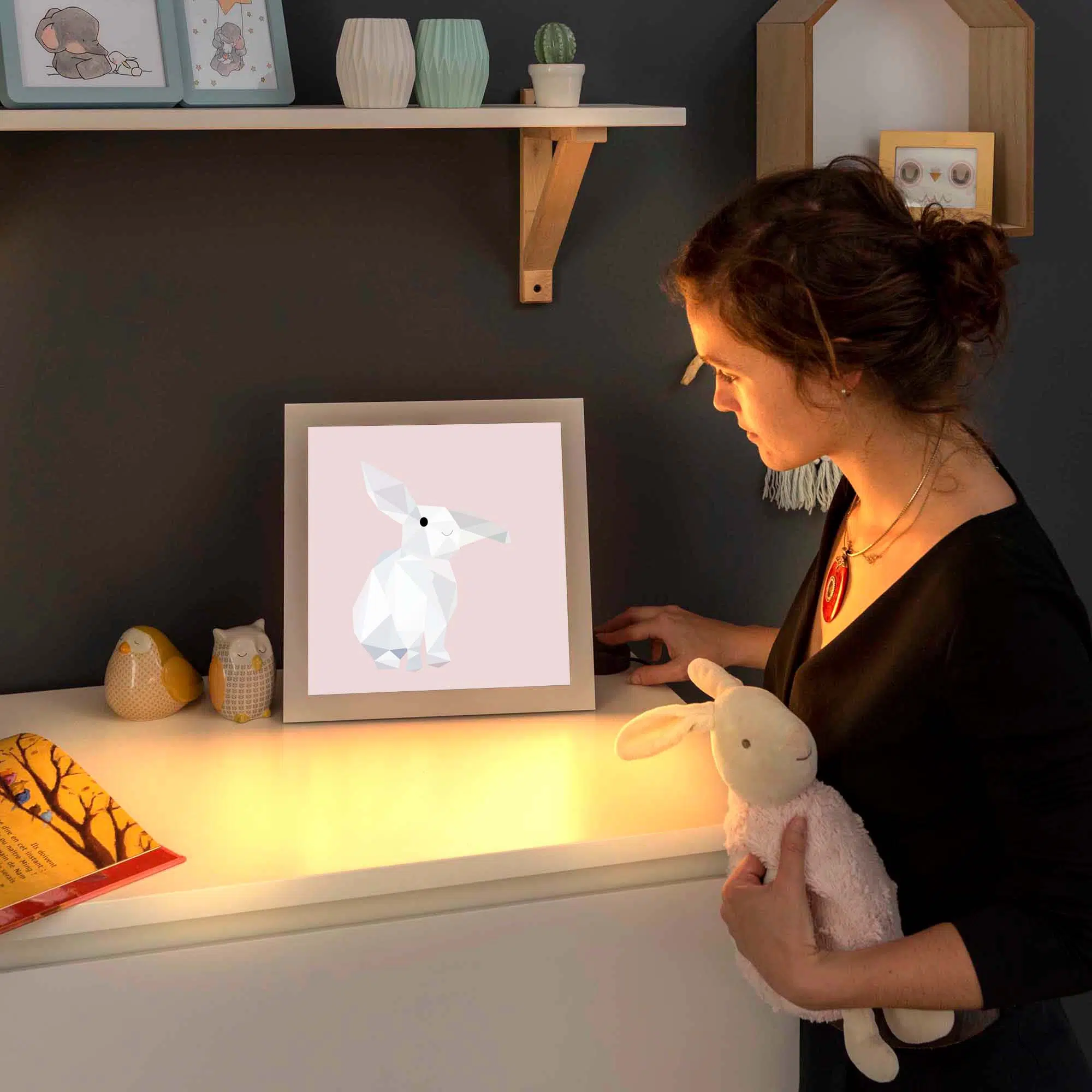 Lampe lapin rose allumée Lampe lapin rose allumée